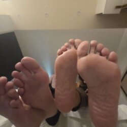 2girlz_4feet avatar